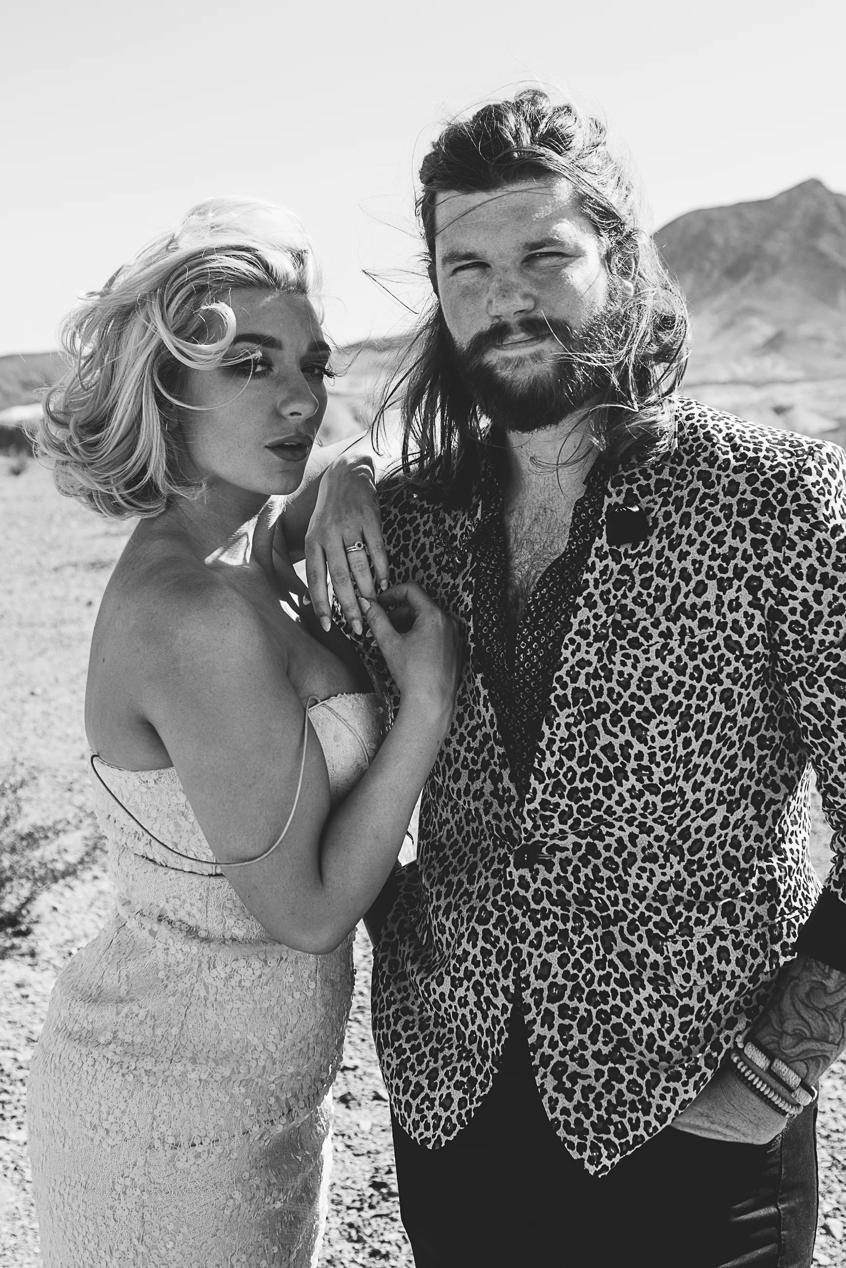 Oli &amp; Sarah get married by Elvis &amp; everything is babe-status 