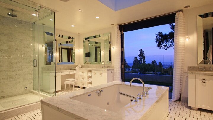 Berchtold_Harris_Luxury_Modern_White_Marble_Bathroom.jpg