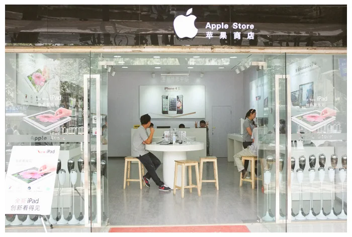  Fake Apple stores abound on almost every corner…