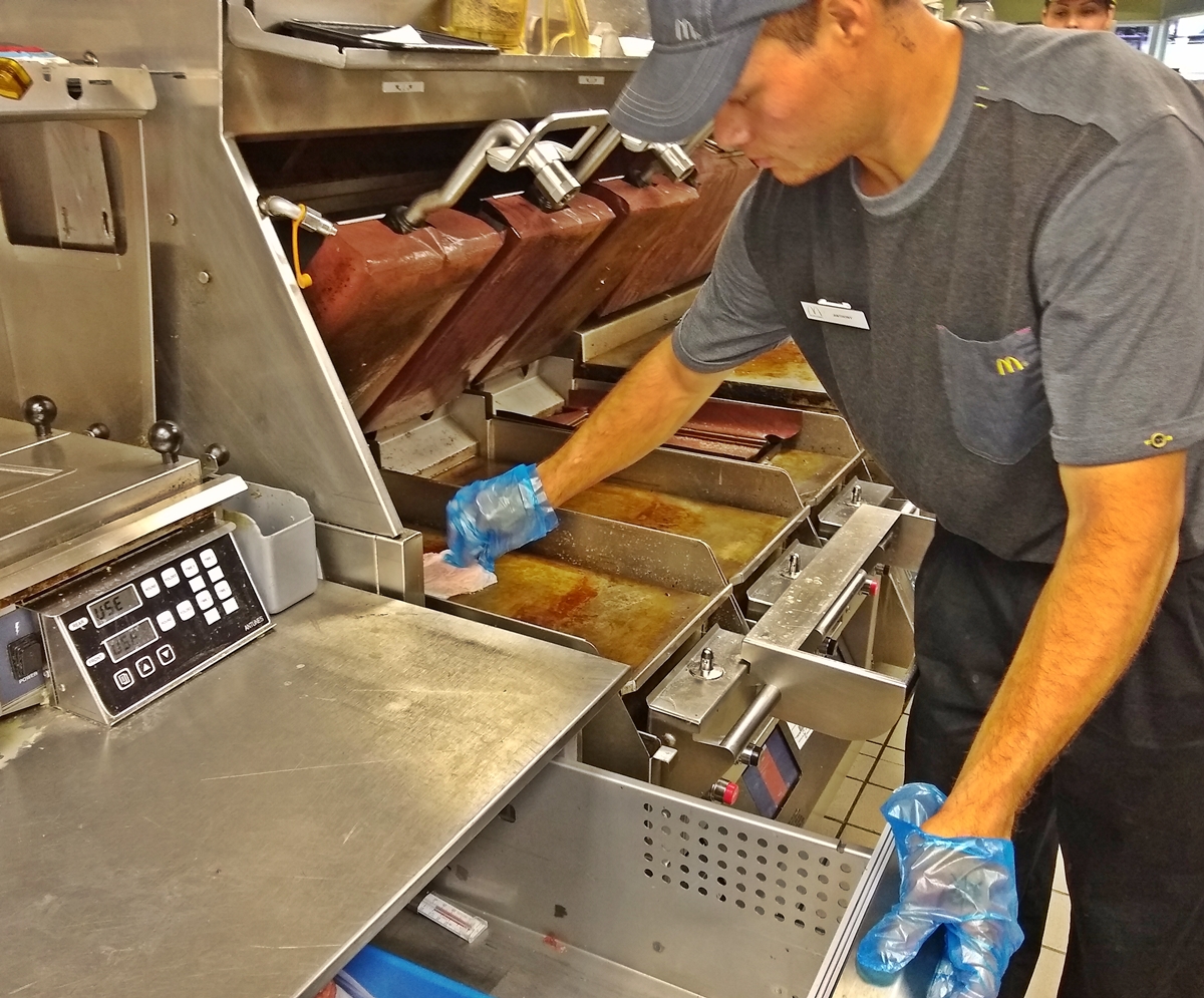  This is the machine that cooks a fresh-not-frozen quarter-pounder in 70 seconds 