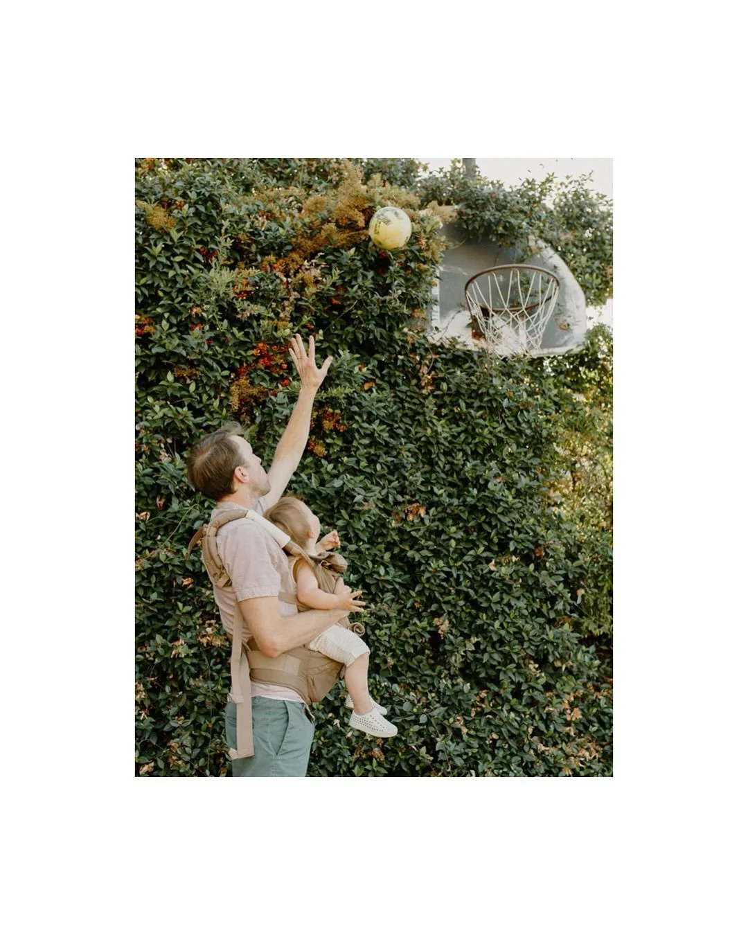 Training up future little court kings and queens 🏀👑! Shot for @abiiebaby featuring their Huggs carrier 🌟. Fell in love with this wild and fun jungle court 🌿!