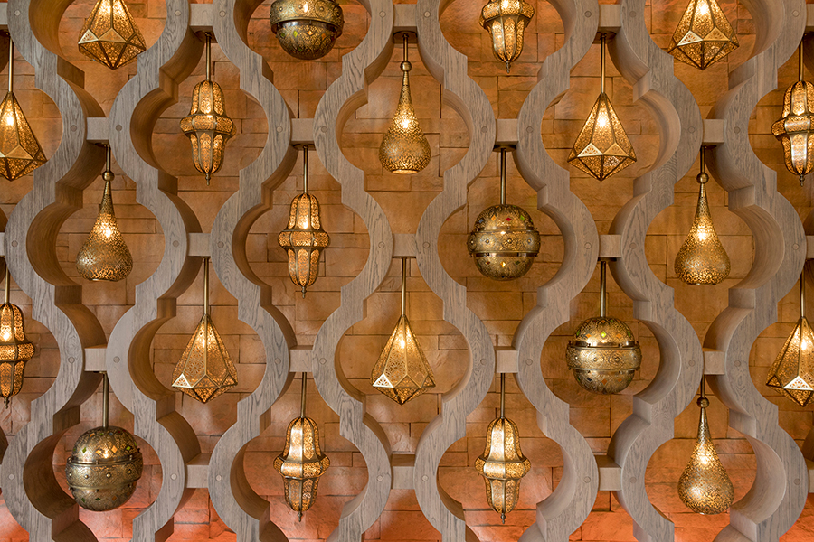 Inside Gran Destino Tower, the first thing Guests will notice is a grand two-story lobby and intricate wooden screens with rows of dazzling Moorish hanging lanterns.