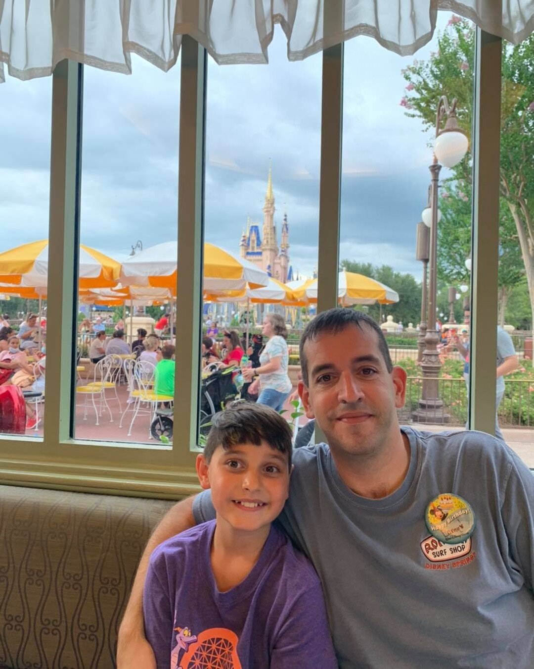 Tonight we&rsquo;re at the Plaza Cafe at Magic Kingdom. Of all the restaurants at Magic Kingdom, this is my favorite. It has a great view of Cinderella Castle too! Try the banana split sundae! 🍨

#saveatwdw #magickingdom #disneyworld