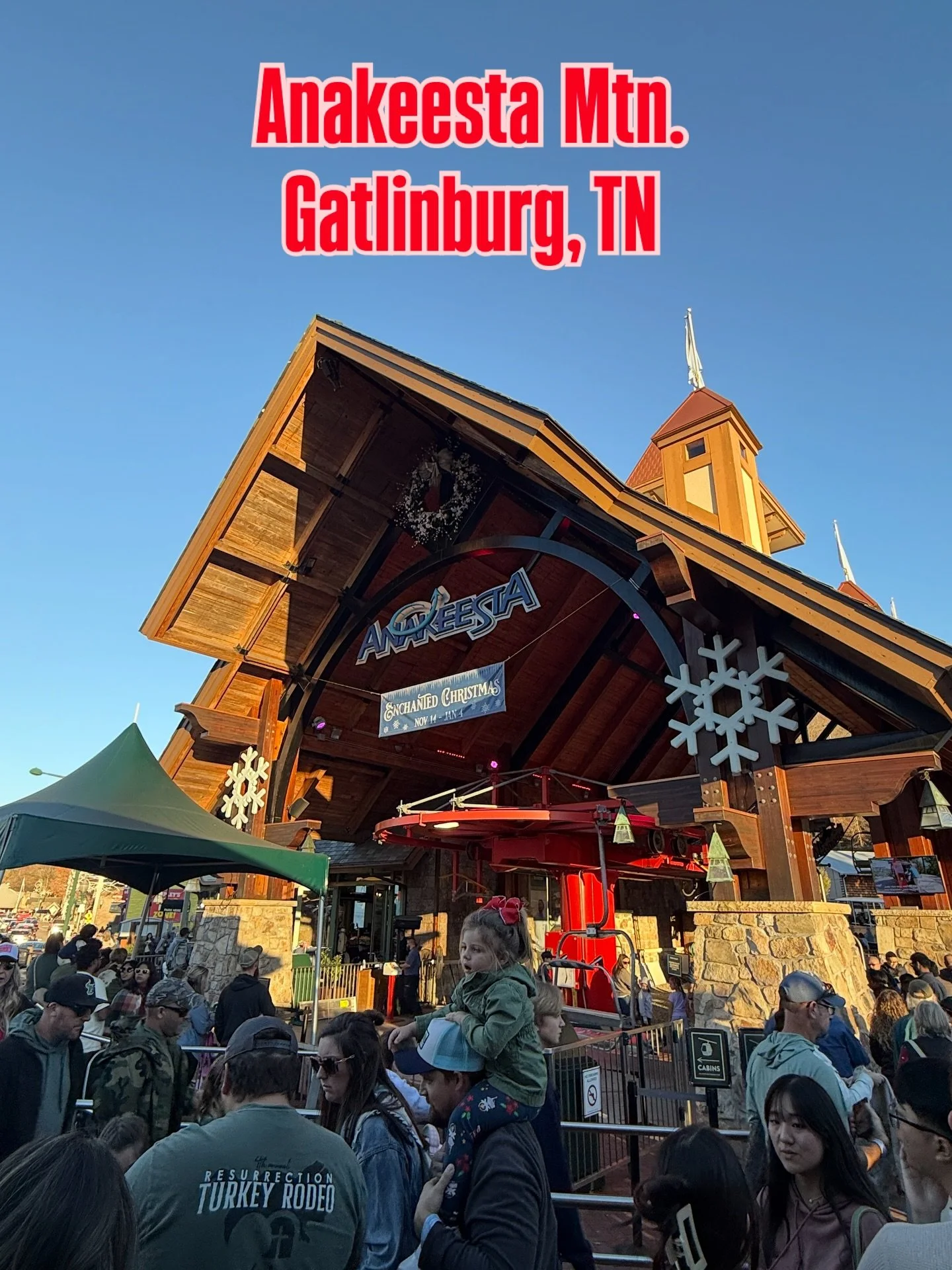 Escaping Orlando for a few days and trading palm trees for the Smoky Mountains 🌲✨
Anakeesta feels like a true Christmas village come to life.
Disney will always have my heart, but this is such a refreshing way to celebrate the season. 🎄🤍 #gatlinbu