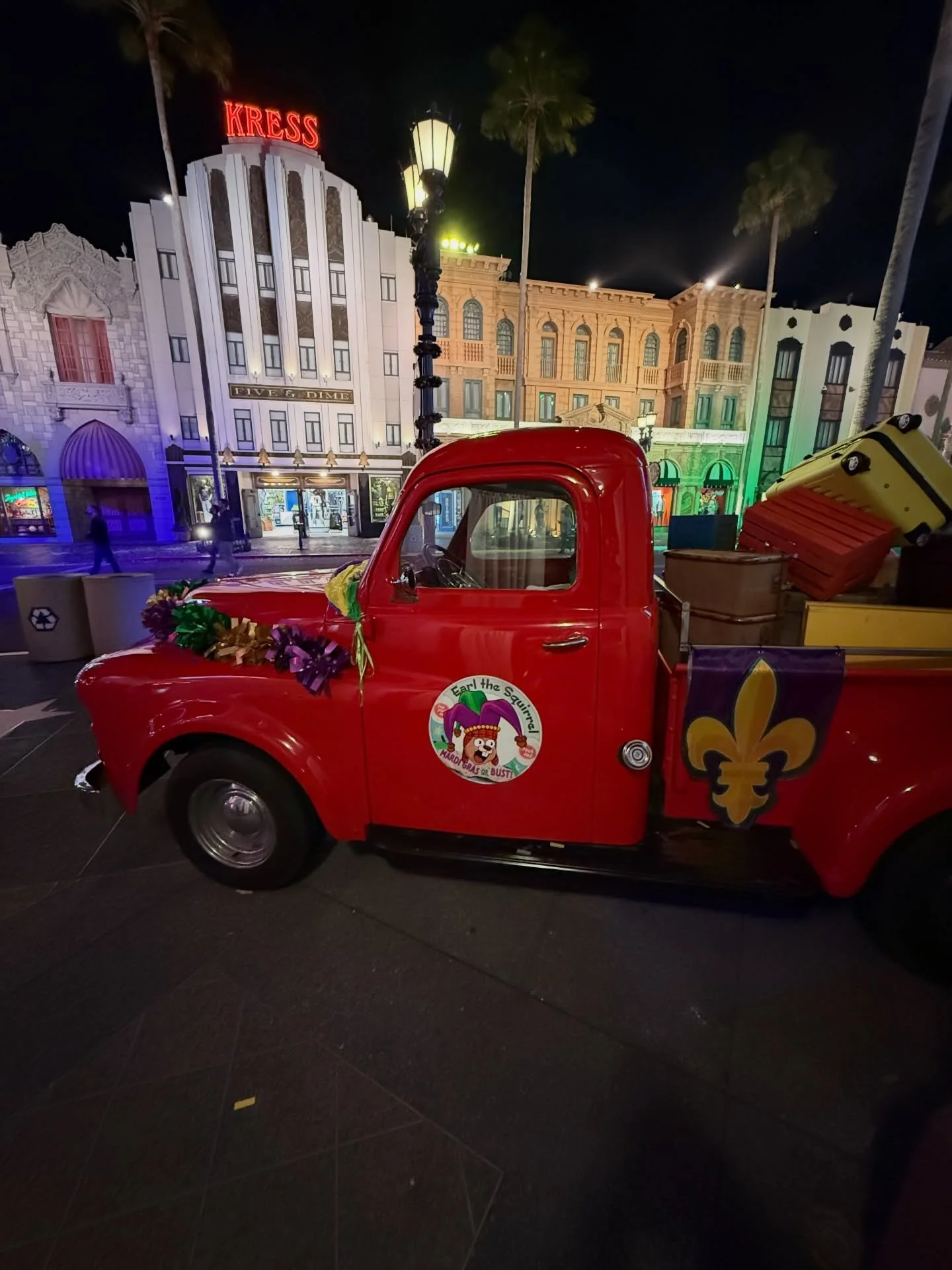 Spotted! 🕵️&zwj;♂️ Everyone knows Earl the Squirrel is the king of Christmas at Universal Orlando, but it looks like he&rsquo;s ready for the party of the year!
Found his &ldquo;Mardi Gras or Bust&rdquo; truck parked right in the middle of the actio