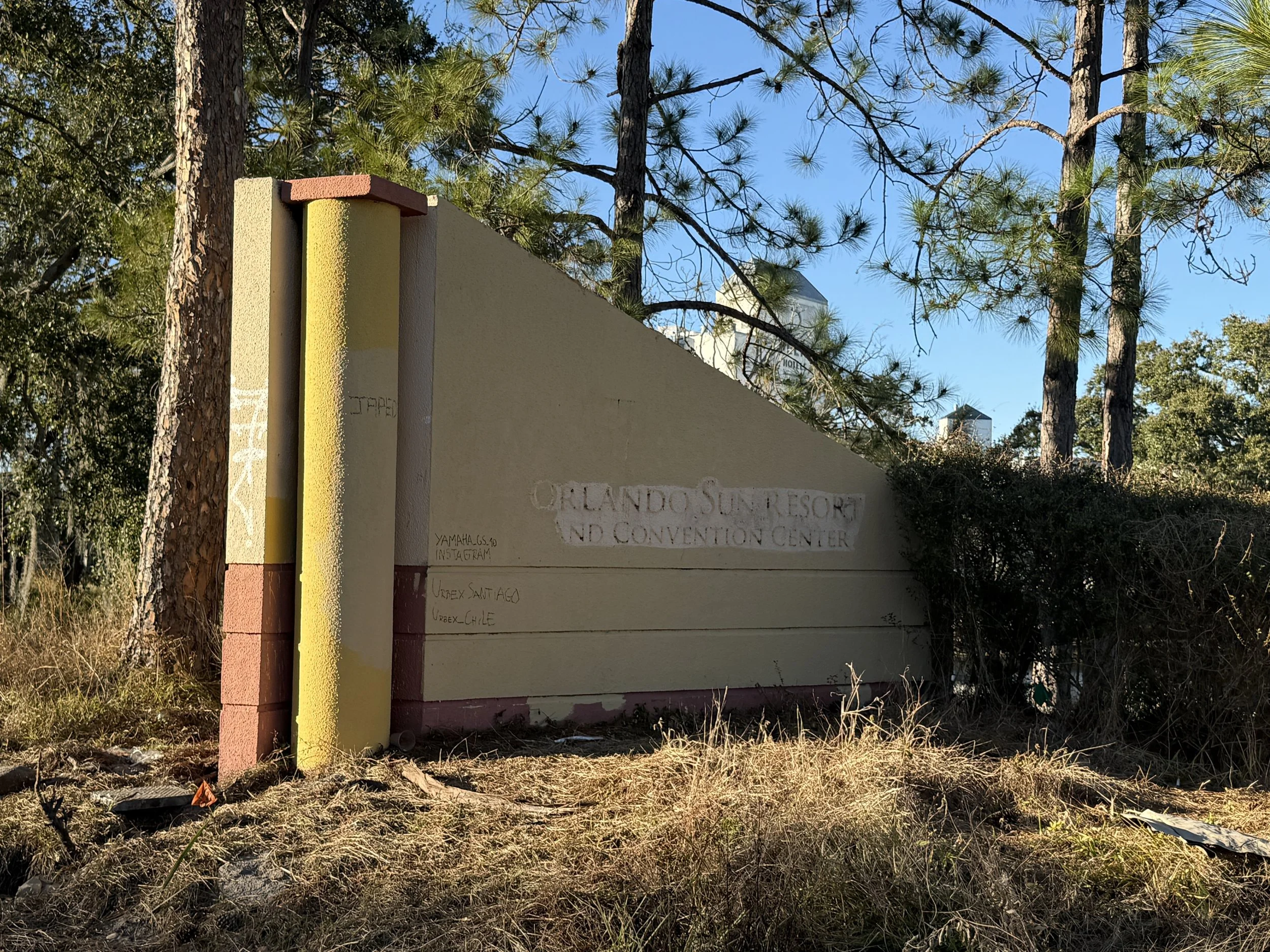 old sign with missing letters from the Orlando Sun Resort