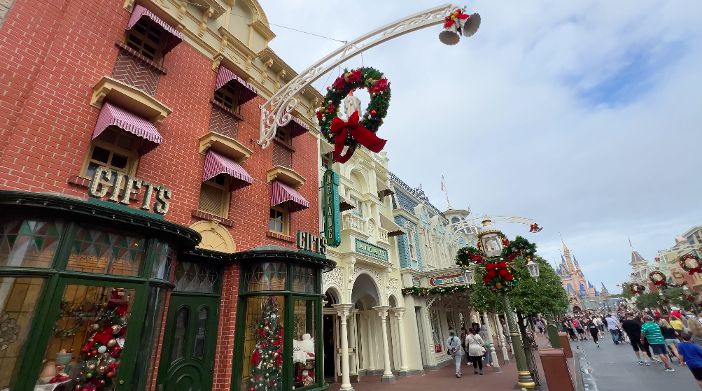 Walt Disney World - Magic Kingdom - Christmas Displays on Main Street USA