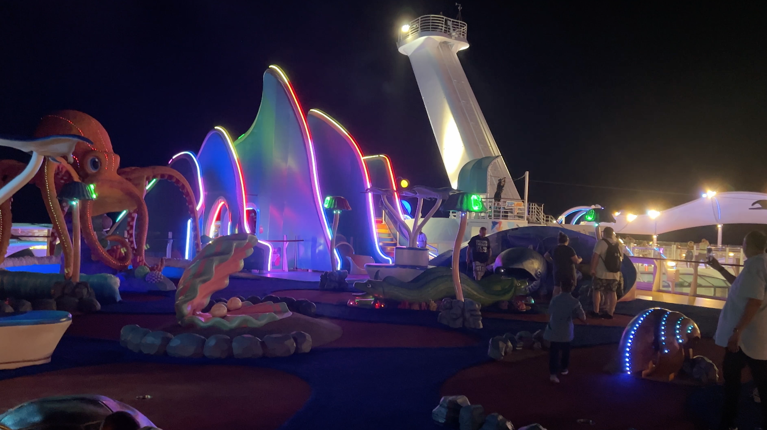 Wonder of the Seas - mini-golf