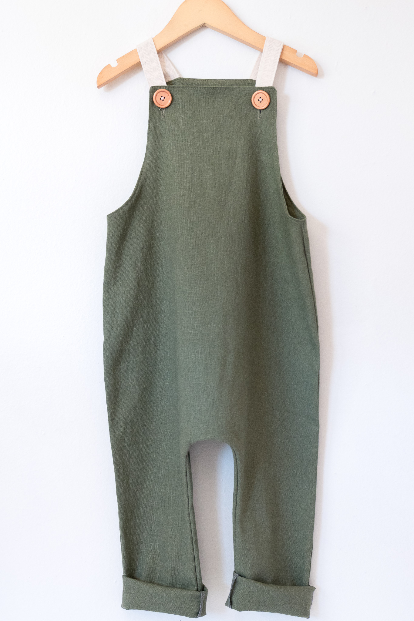 linen overalls outfit