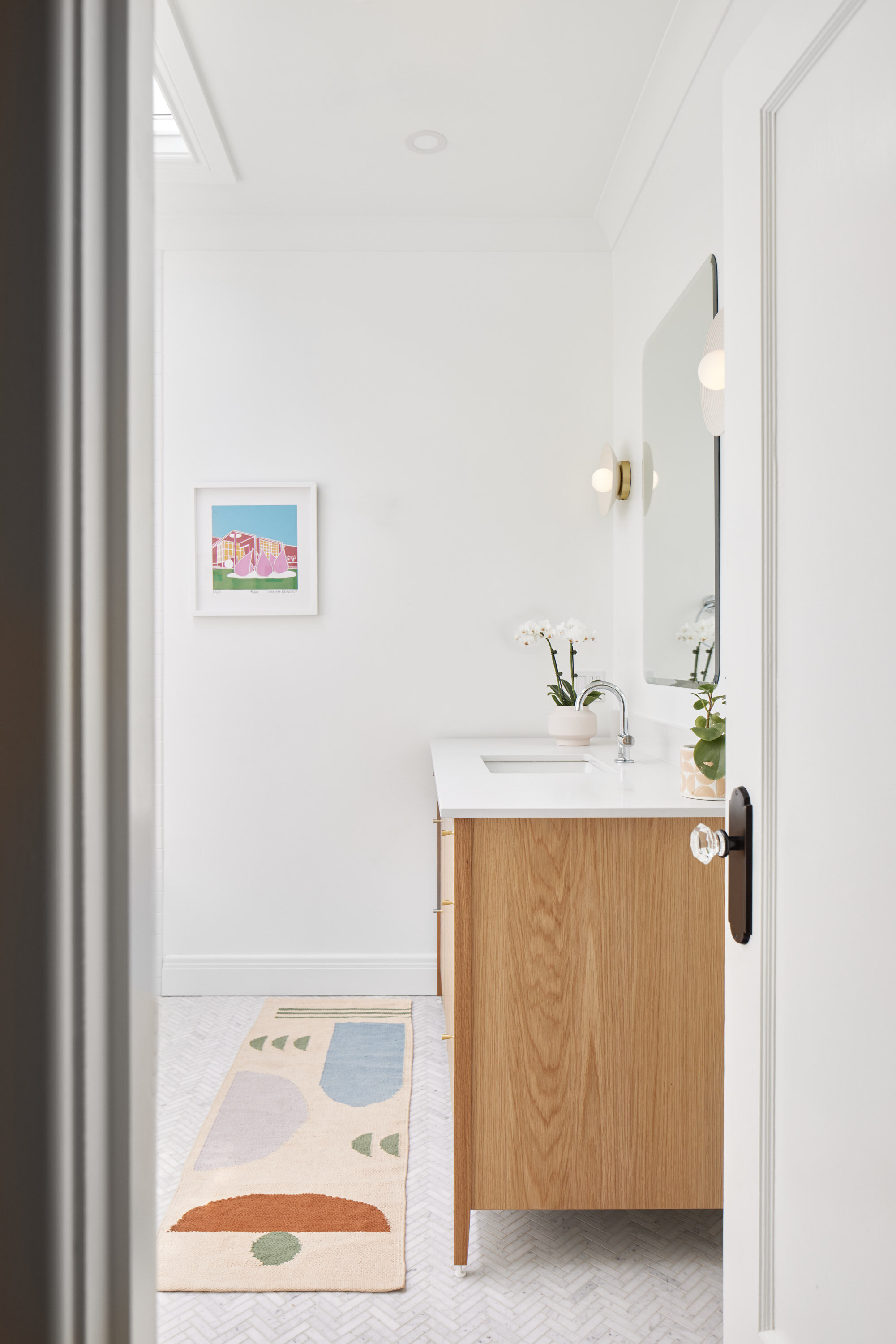 Vue du couloir de la petite salle de bain