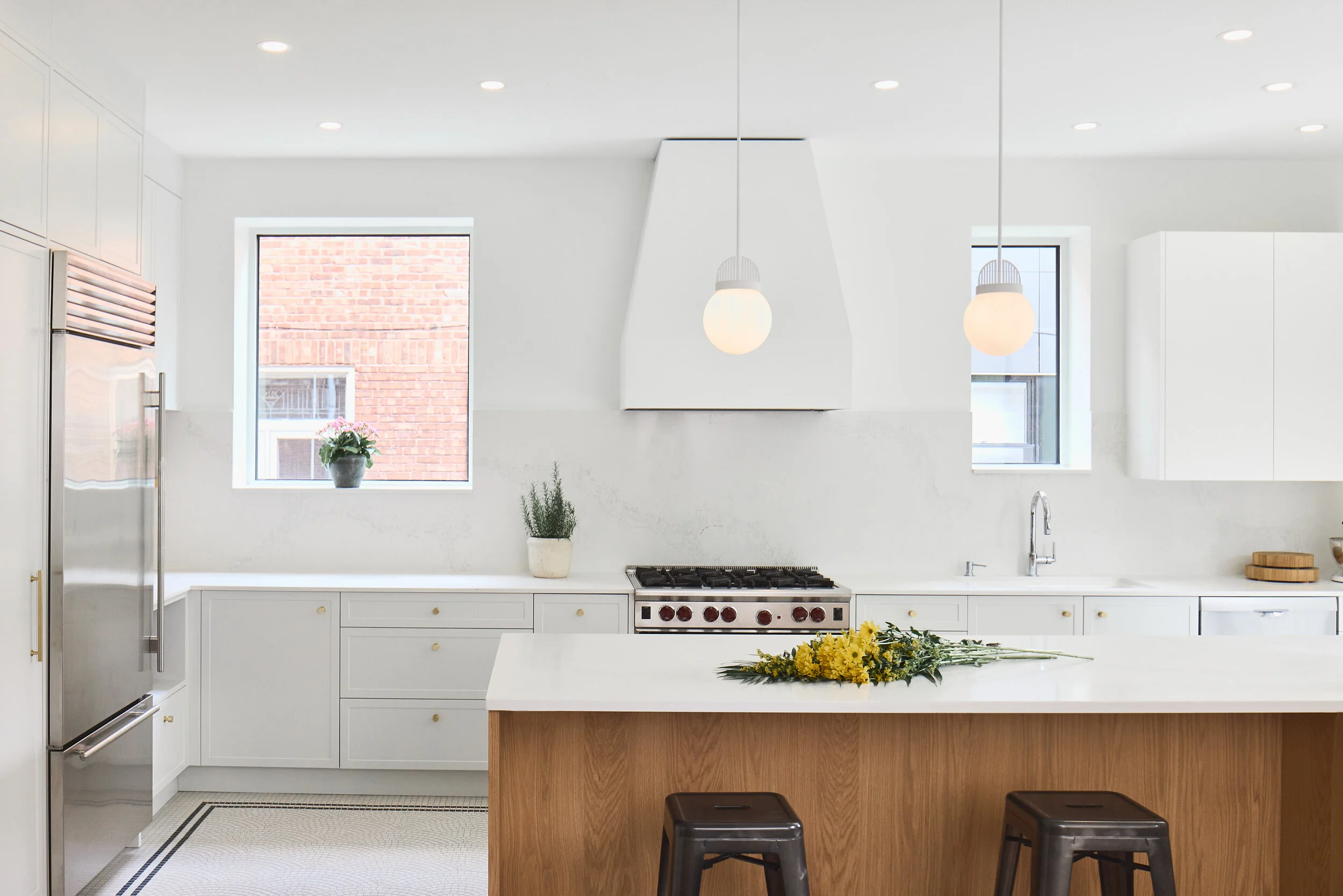  L’ilot vue de la salle a manger.   Cuisine et Salle de bain Par Coquo // Cuisine STEAM   Compagnie québecoise.   Photographe Montréal   Architecture &amp; Design   Montreal Photographer 