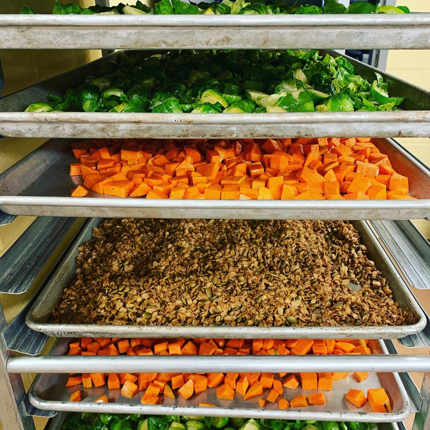 Ahhh, yes we are still here making fresh, nutritious, homemade healthy school meals for both on campus and off campus offerings! @vtschoolmeals 

Our team continues to dedicate their time to providing whole meals that nourish our students during thes