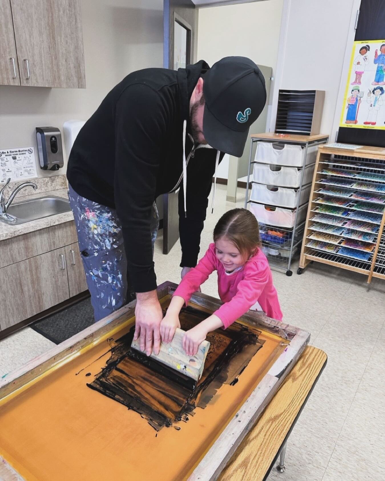 Take work to your kid&rsquo;s school day - Preschool Edition!! ☺️ Had a ton of fun talking to three different classes about printmaking and being a professional artist. Over 60 kiddos printed and not a single drop of ink was spilled. They are good! ?