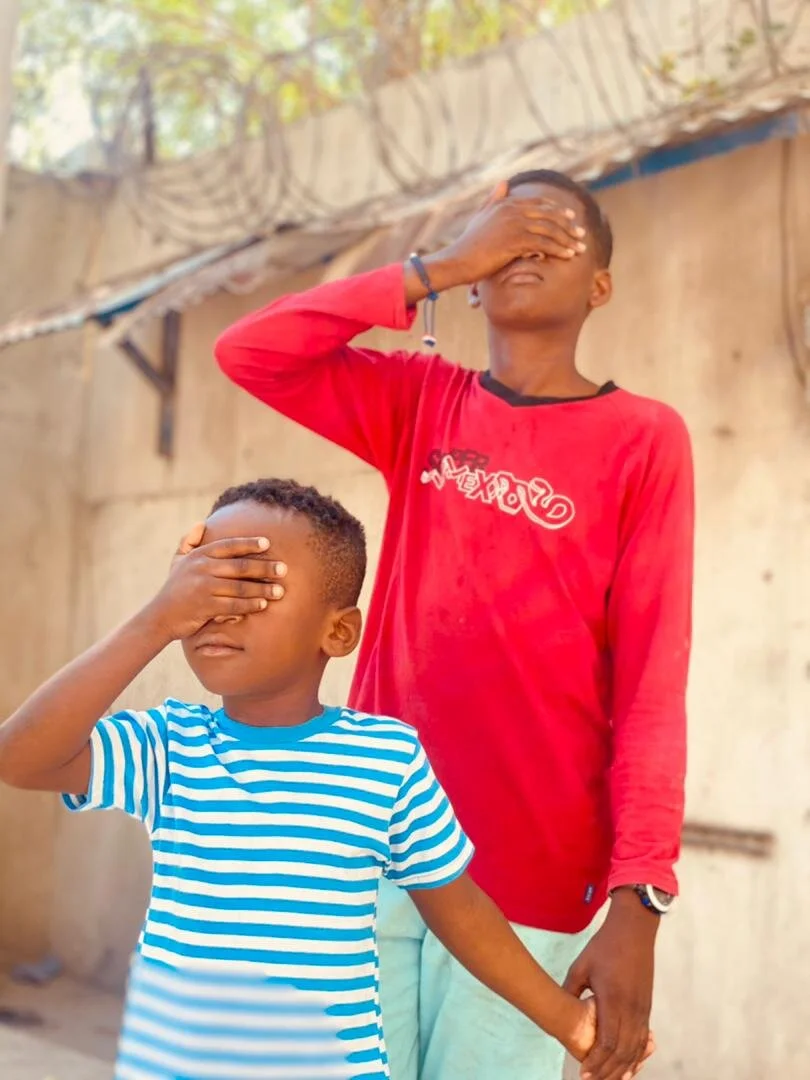 Le se yon aveg k ap mennen yon lot, yo tonbe nan menm twou.