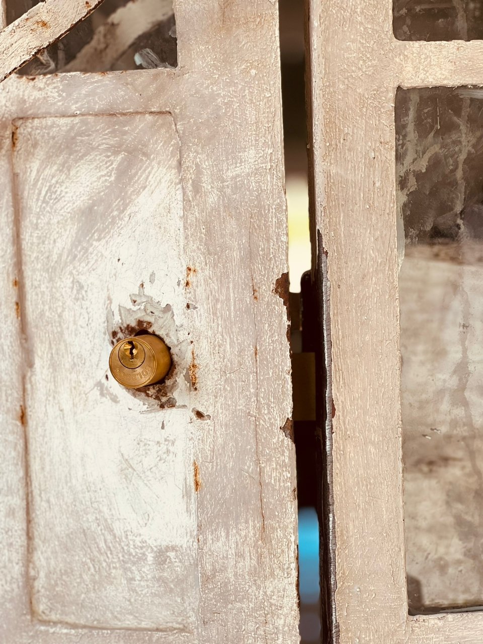 Pòt an bwa pa goumen ak pòt an fè.