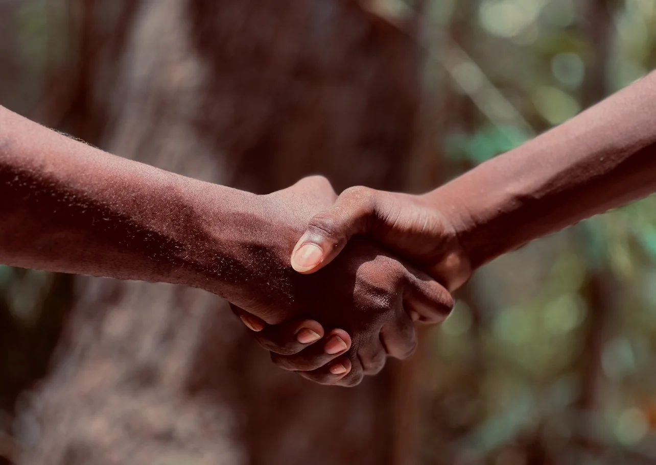 Achte, peye; prete, remèt. Men sa ki fè yon nonm