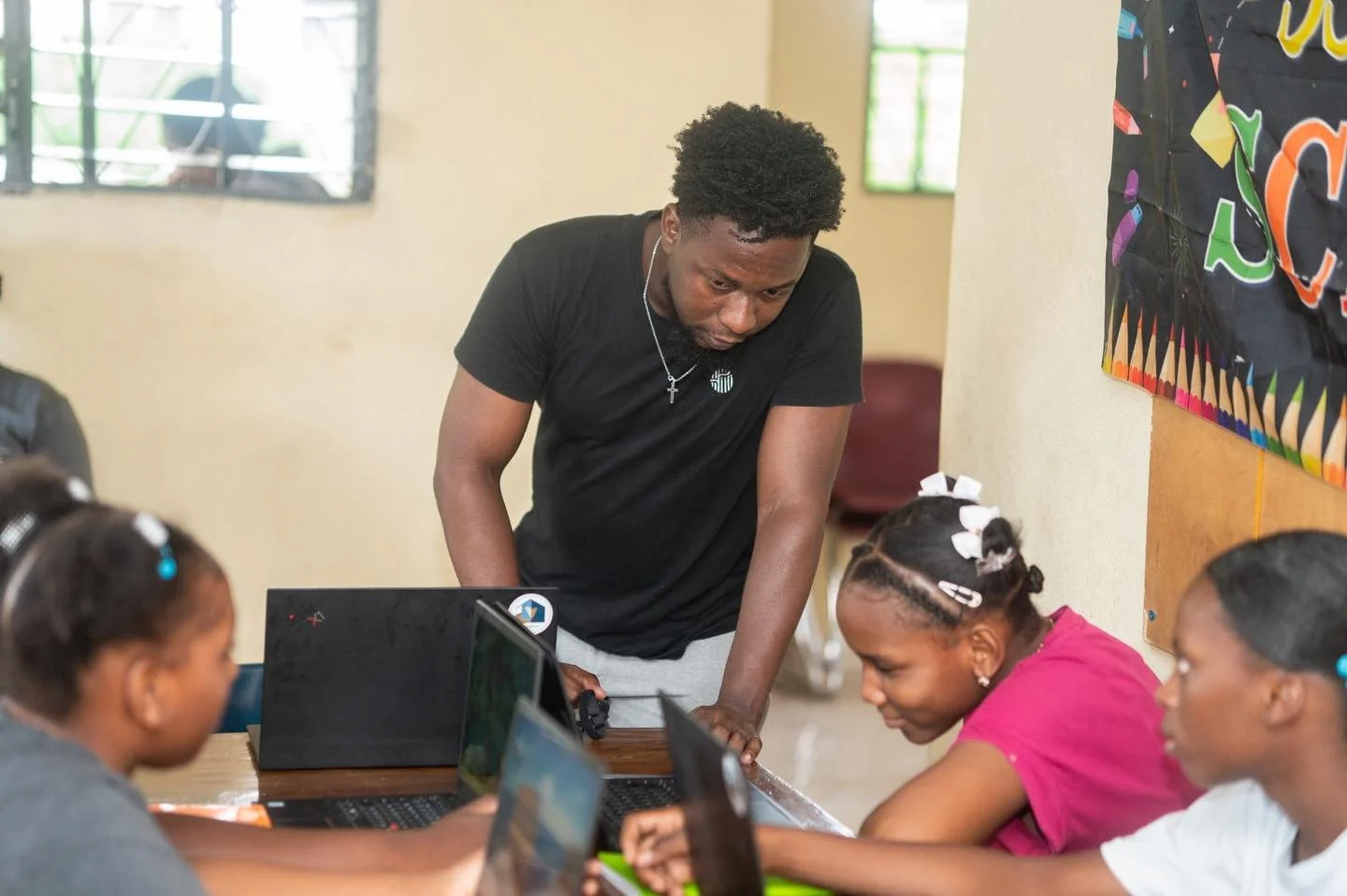 Every click, every code, every class. One more step toward a brighter future at Haiti Awake!

#haiti #haitiawake #gospel #hope #relationships #glwapoubondye