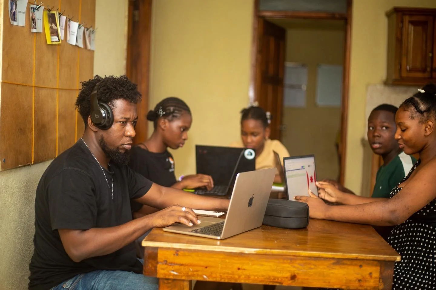 Education is learning what you didn't even know you didn't know. -Daniel Boorstin

#haiti #haitiawake #gospel #hope #relationships #glwapoubondye