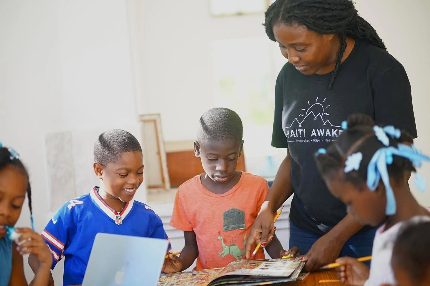 Scheska has done an amazing job organizing our libraries, and the children are able to enjoy the benefits week-by-week.

#haiti #haitiawake #gospel #hope #relationships #glwapoubondye