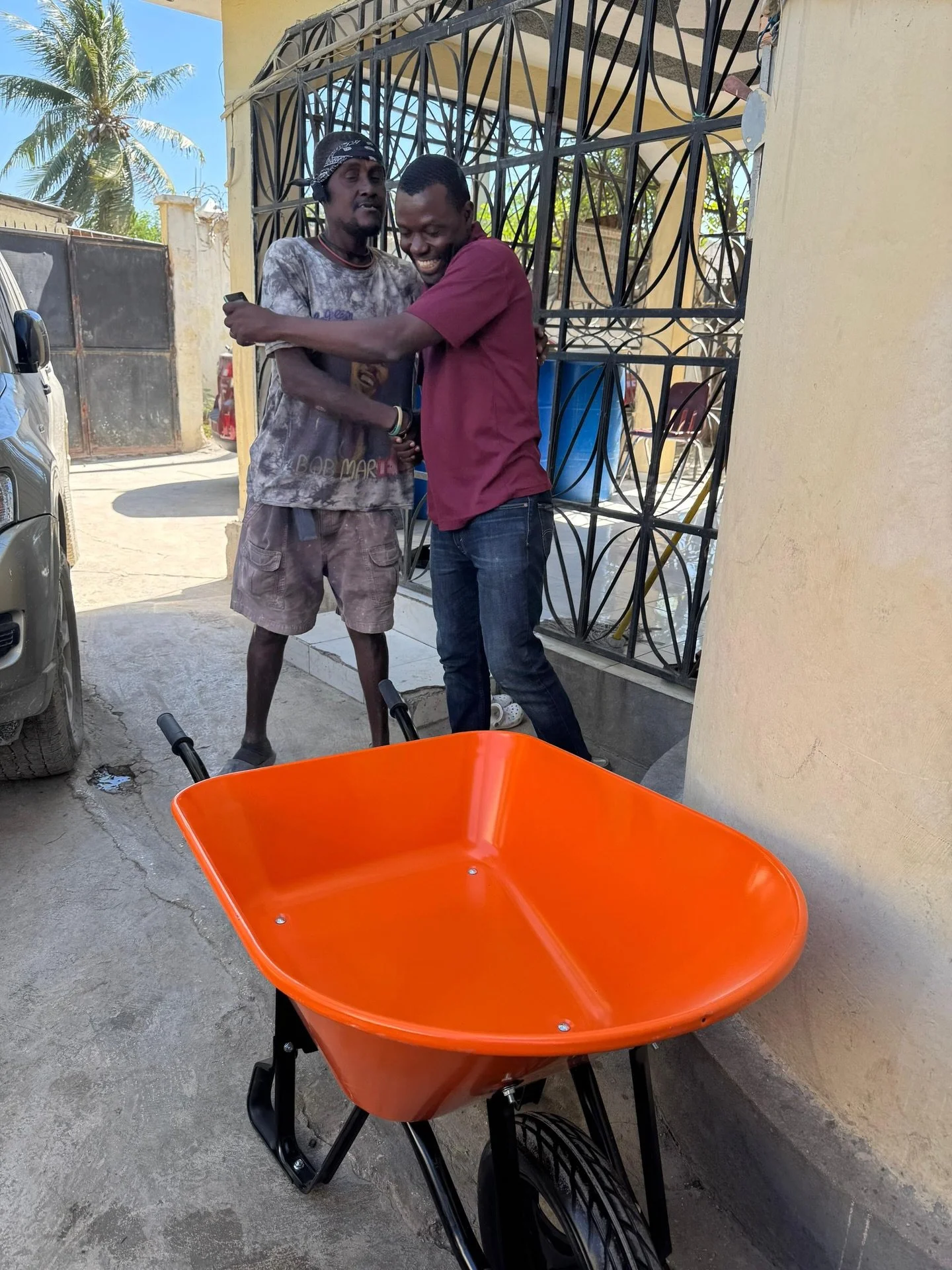 What a big surprise for Atcho!

Atcho earns his living with a wheelbarrow in our neighborhood. For some time, the one he had was in very bad condition, and he often had to borrow another just to keep working.

Yesterday, we invited him to the Haiti A