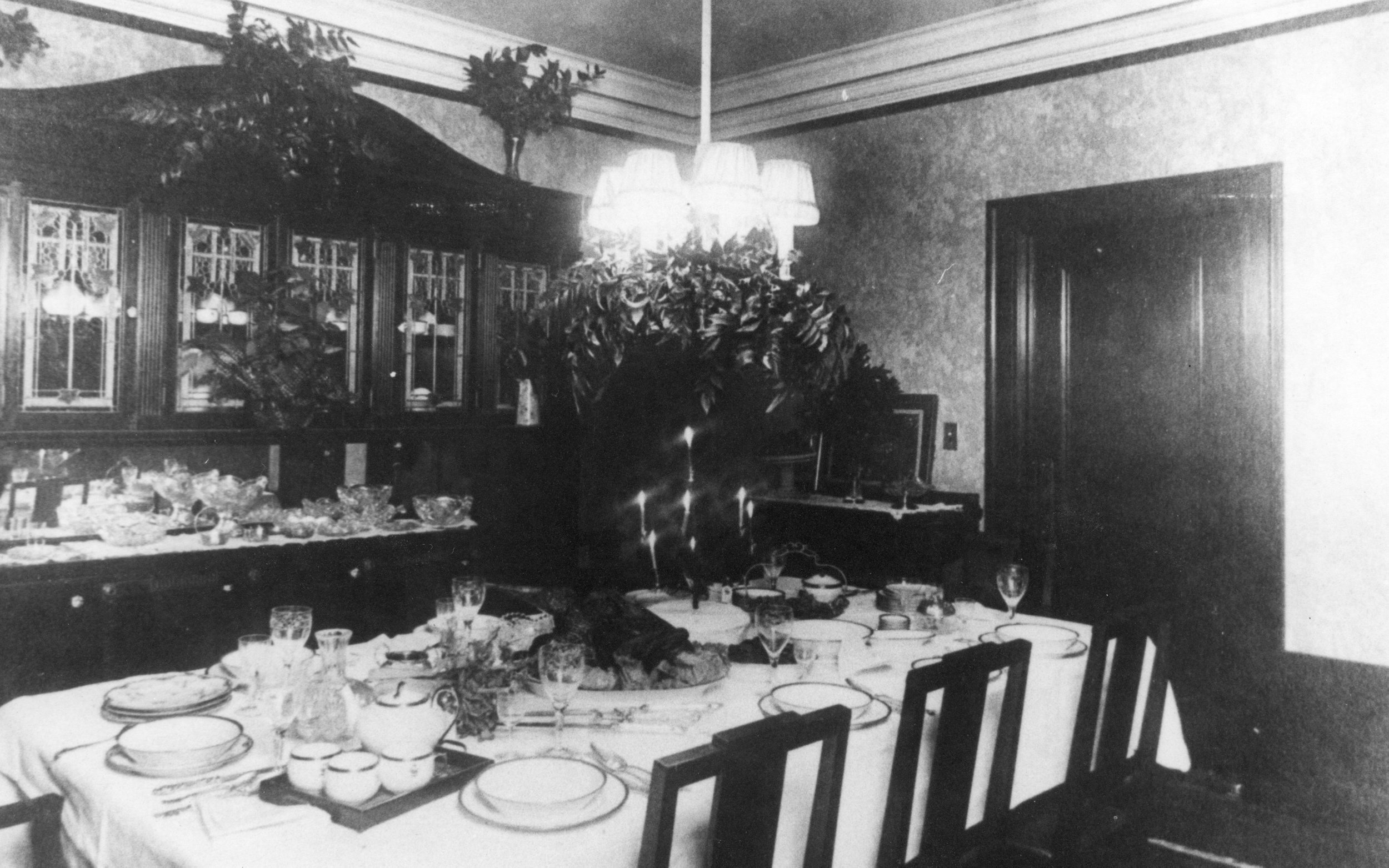  The dining room at the John Sinnot house set for Christmas dinner, ca., 1915.&nbsp; 