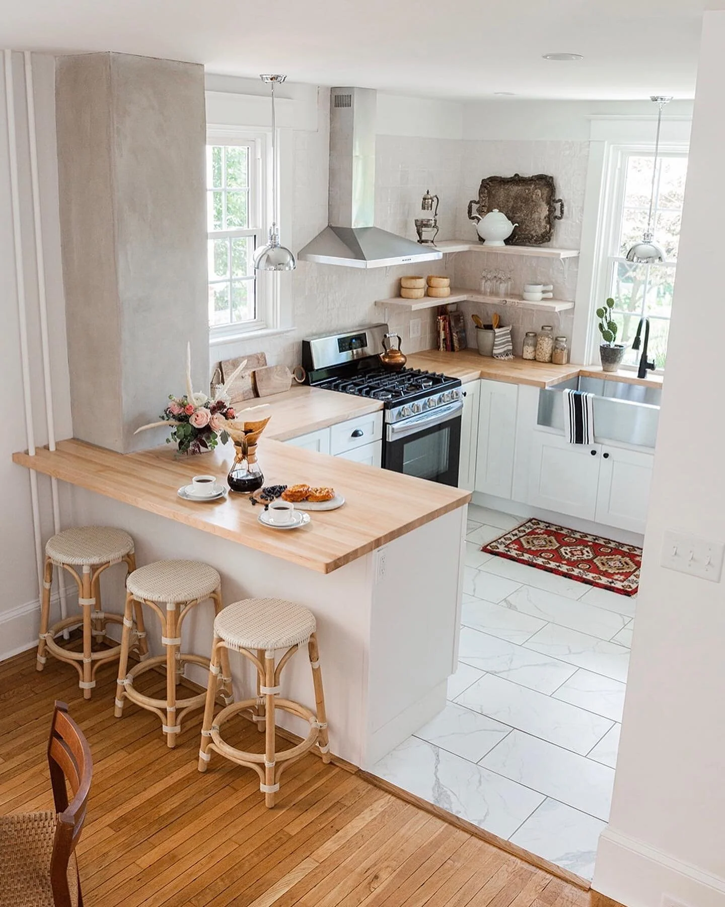 What a view! 😍😍😍 I wish you could smell the fresh coffee and pastries through your screen. There&rsquo;s something about baked goods and coffee in the kitchen that are so enticing to the senses. ✨
.
.
.
Photographed for @oldhouselovecompany 🤍🤍
A