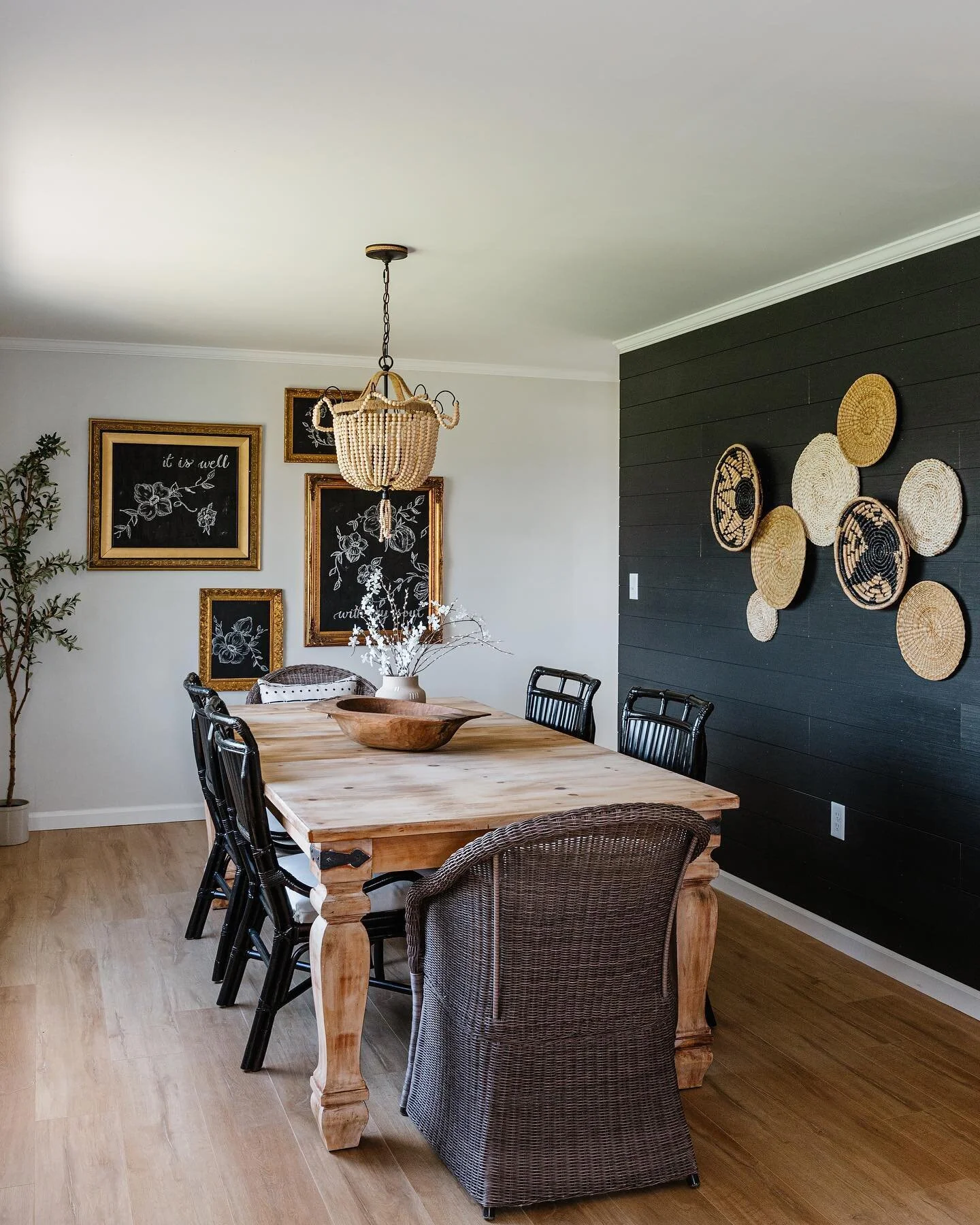 Just a little textured moody and sophisticated dining room inspo for your Tuesday feed.... ✨ 
.
.
.
.
Photographed for @sweetriverdesigns