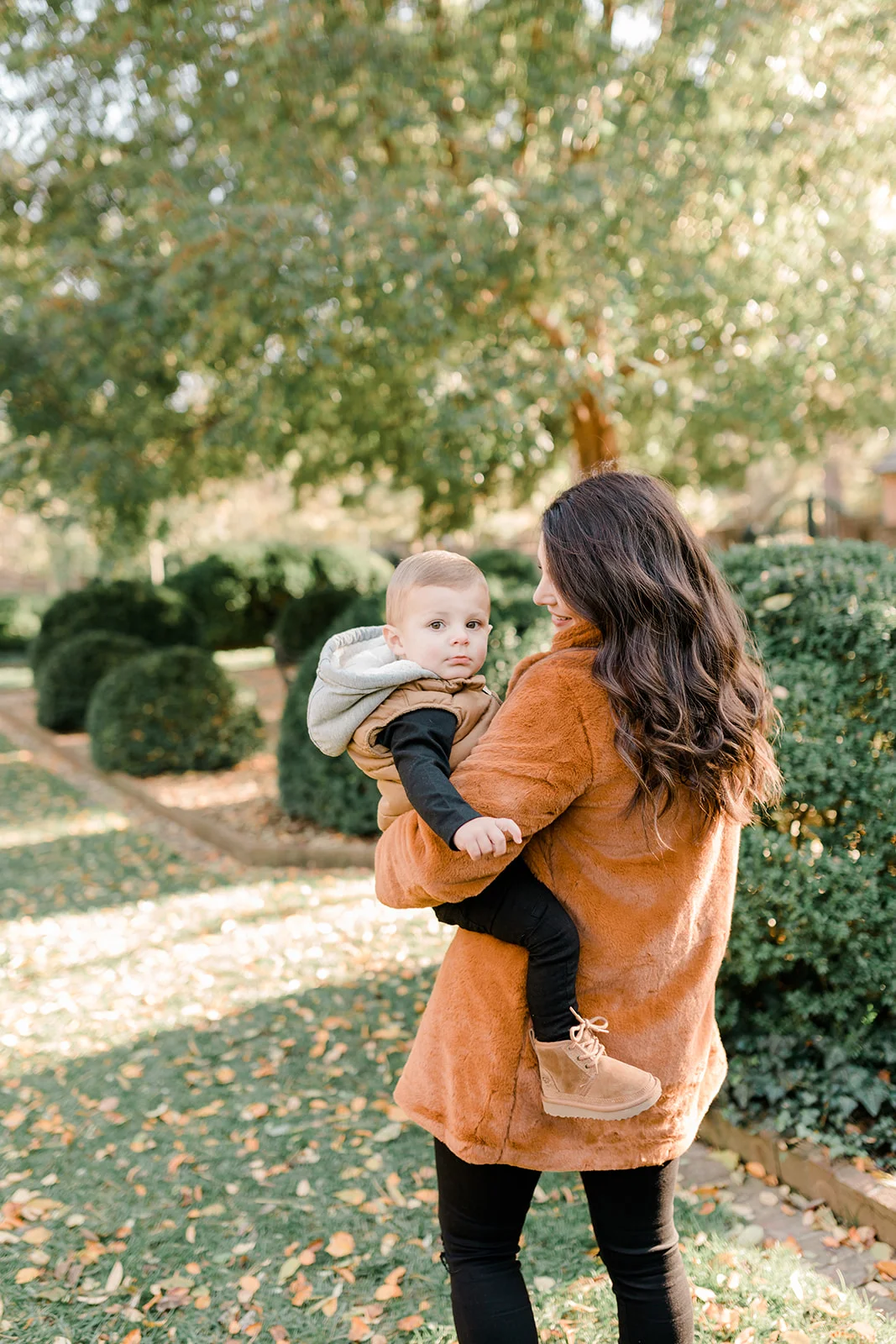 BLACK AND TAN FAMILY PHOTO OUTFIT IDEAS