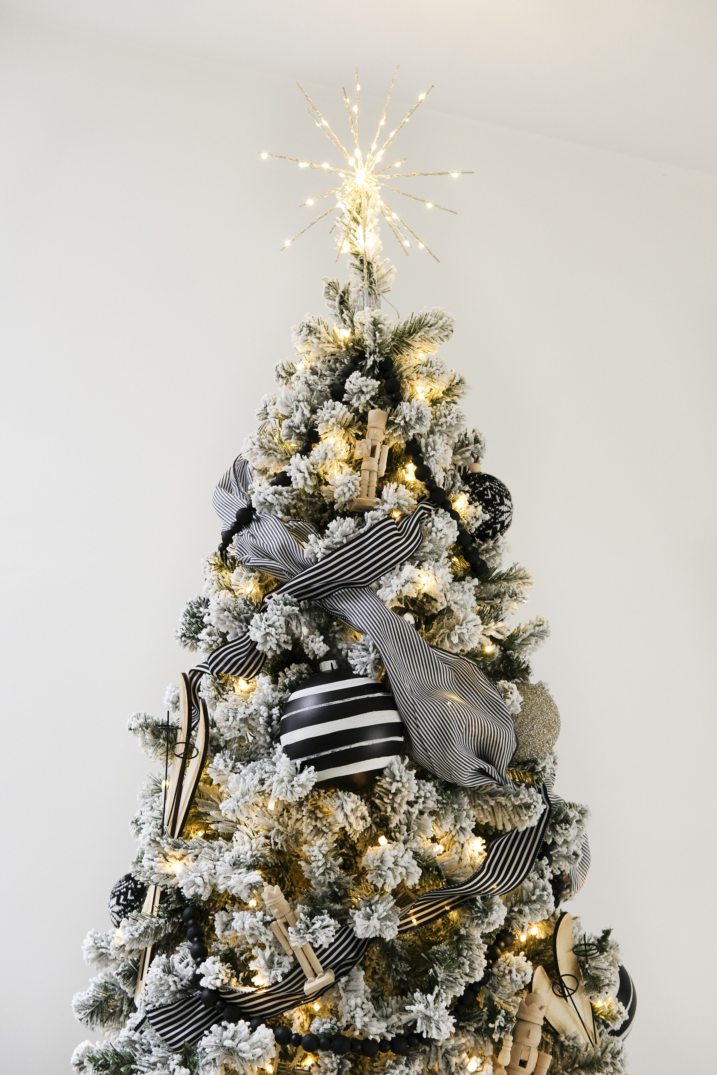 CHRISTMAS DECOR 2020 // OUR BLACK & WHITE CHRISTMAS TREE — Me and Mr. Jones