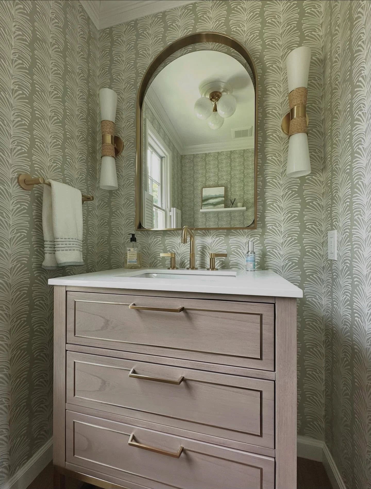 Summer vibes in this fresh new powder room 💚