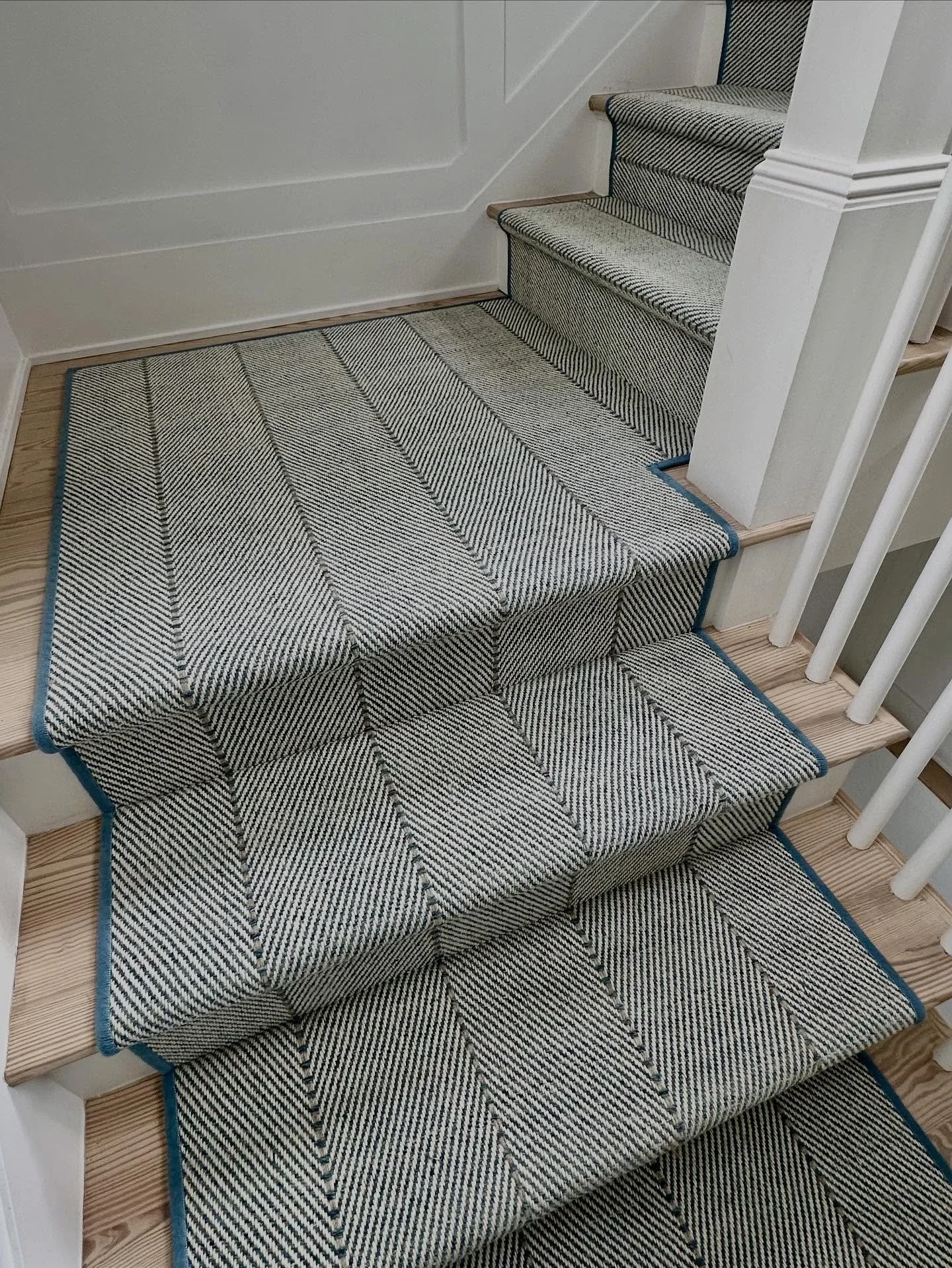 Stair and hall runner magic.  They immediately transform the space.  Loving this classic denim pinstripe 💙