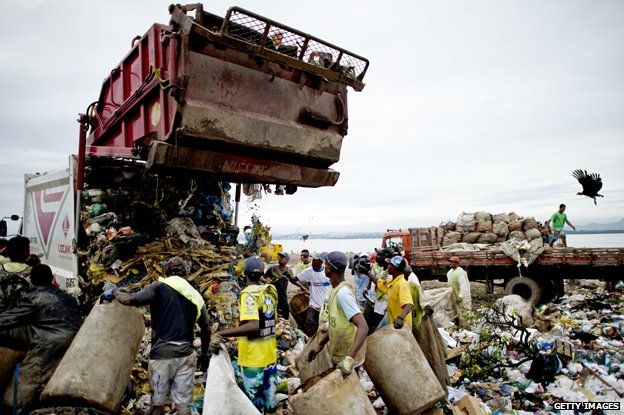 Catadores at Jardim Gramacho wait to collect trash from a dump truck