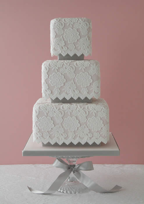 pinkvintagelaceweddingcake.jpg