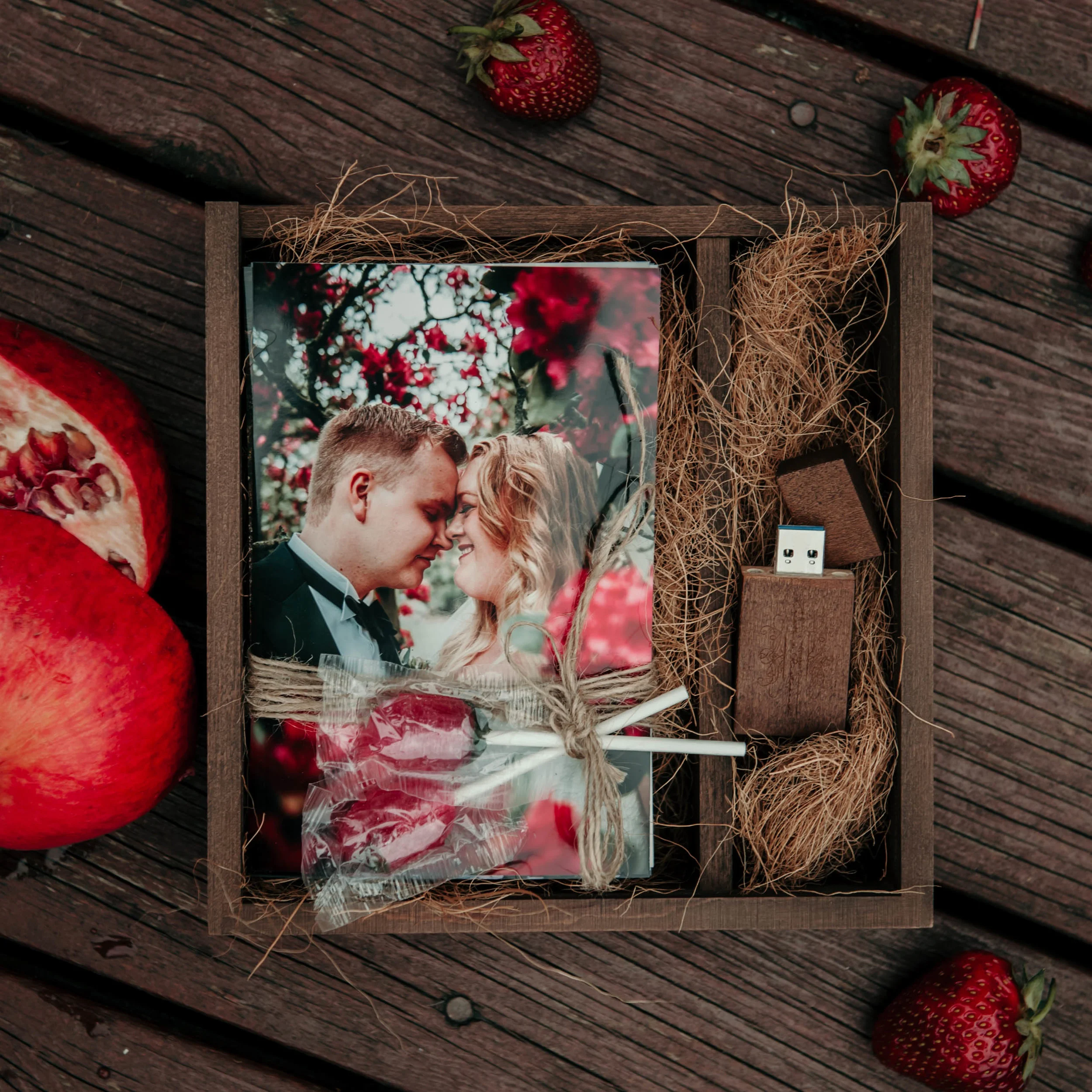 Her er minneboksen som Kristina og Hans-Marius fikk til sitt bryllup. Med USB, 10x15 utskrifter, og litt ekstra.
