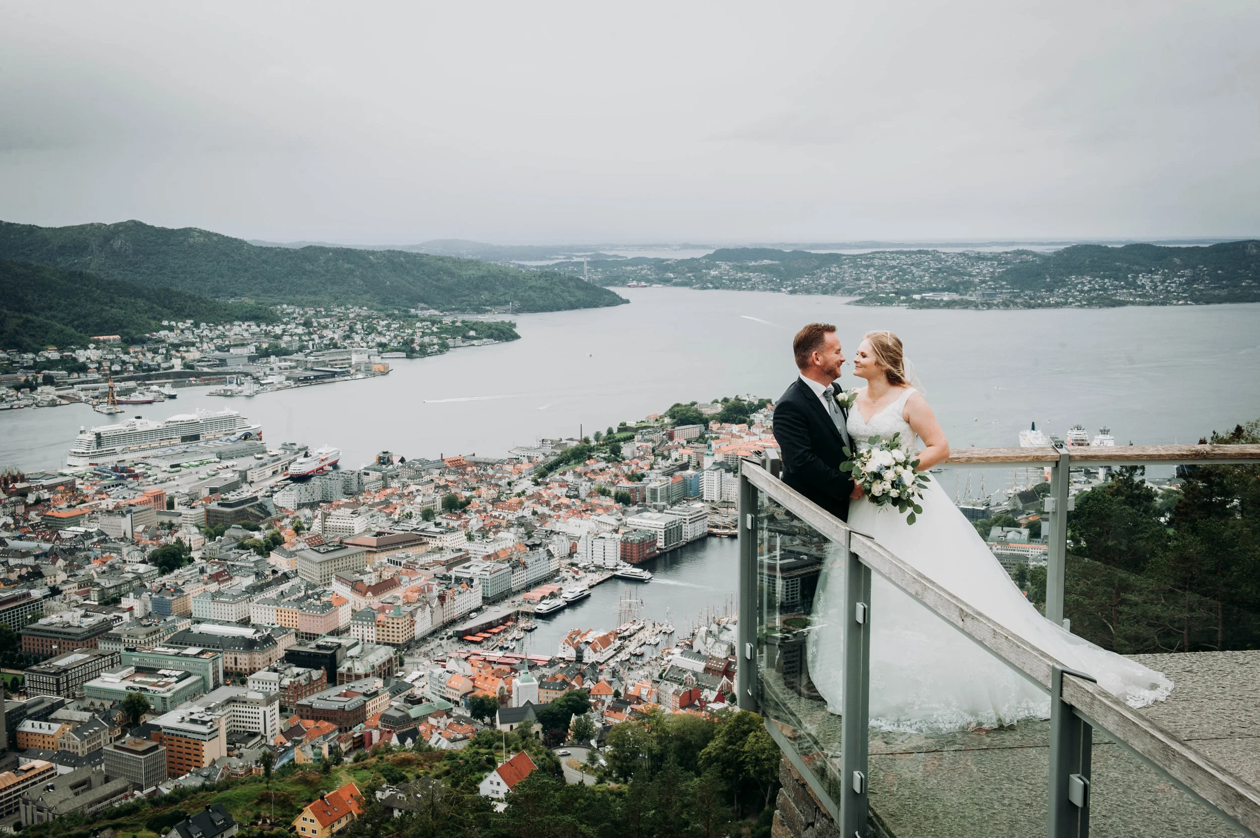 Anja + Sascha   // Destinasjonsbryllup på toppen av Bergen