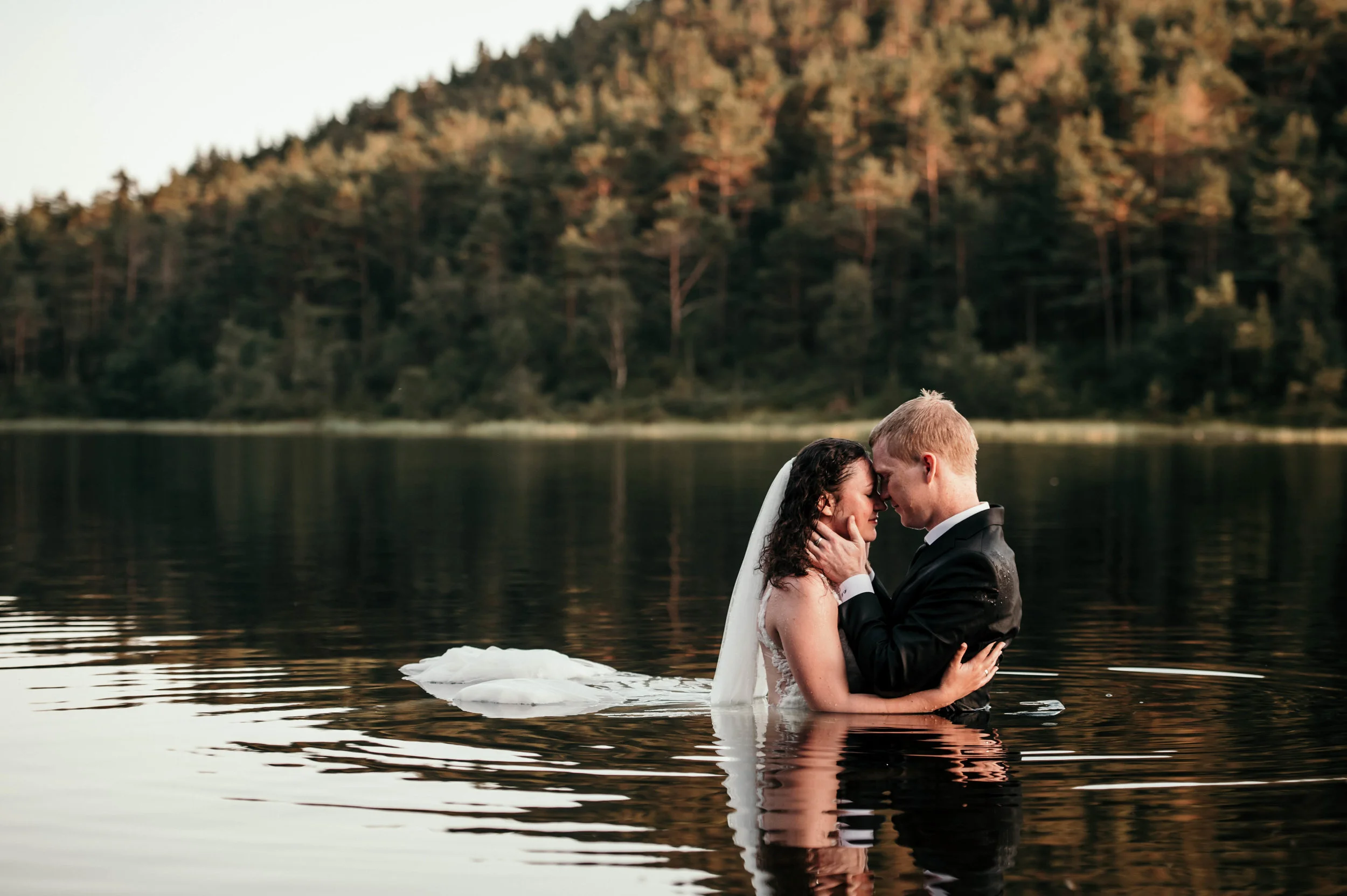 Bryllupsfotografering i vann!   //   Drown the gown med Tone og Lennart