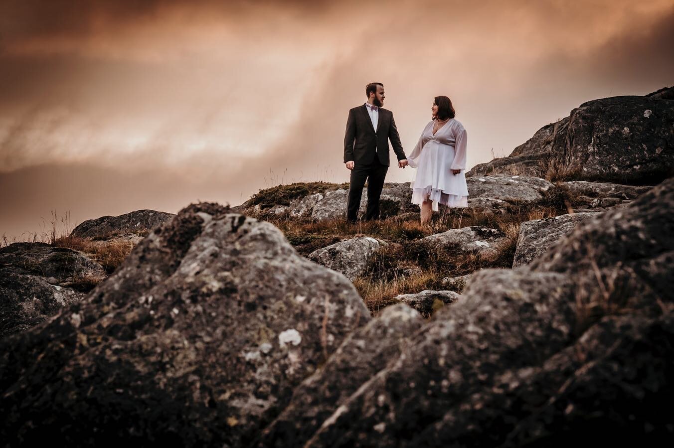 It looked like the skies were on fire Thursday night!

I took Randa and Alexander with me up the mountains to have their wedding photos done, and we timed it absolutely perfectly.
The combination of fog and a killer sunset is a recipe for magic ❤️

I