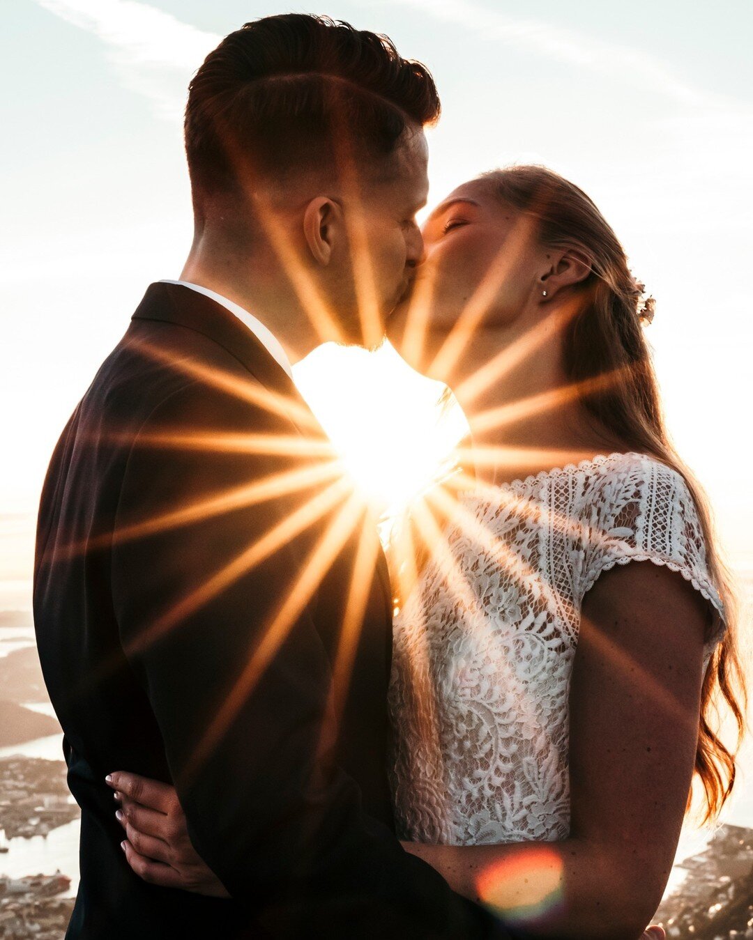 I am all about these golden sunsets these days.
Martin and Line got married on top of mount Ulriken, and had both the ceremony and reception there.

These two has some serious good luck, as the weather was stunning from start to finish. In the middle