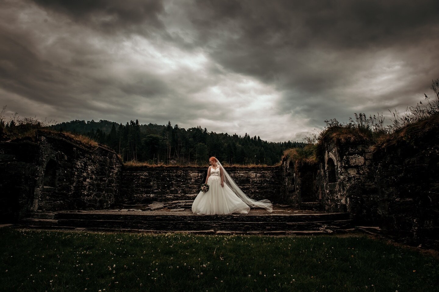 #throwback to 2020 when beautiful Karen wore her wedding dress and vail.
Growing up near the ruins of an old abbey made it a natural place for the wedding photos.

What would your most natural location be?

#elopement #lysekloster #bryllupsinspirasjo