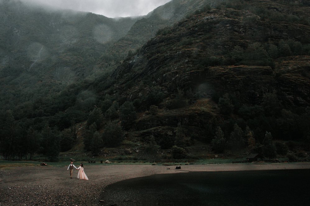 A look back to Karen and Chow&rsquo;s pre-wedding shoot in the beautiful surroundings by the majestic sognefjord in 2019!

It was a cold and rainy day, which only added to the atmosphere. This soon to be marriend couple only kept on smiling and had t