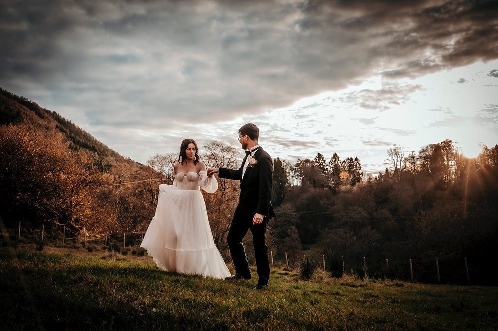 Cecilia and Tobias got married last October.

It was important to the bride that we went to the farm she grew up at for some of the wedding photos, so of course we did!
When we got there, the sun was setting an cascading this breathtaking autumnal li