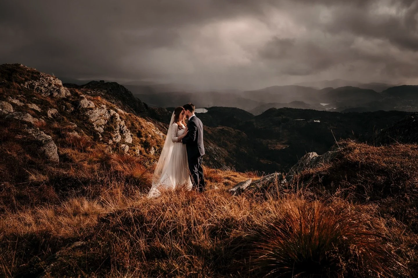 Throwback to when Hedda and Daniel joined me on the mountains on their wedding day.

I just recently had them back for a family session and it makes me so happy when you choose me to continue documenting your families. 

Thank you ❤️

#mountainweddin