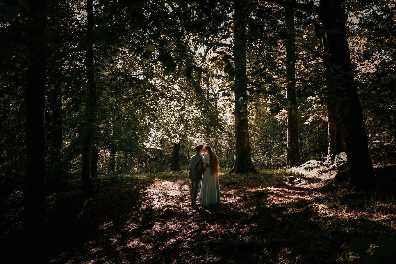 When your wedding photos double as a little walk down memory lane 🥹🌿

Kine used to work at the museum nearby, so of course we had to sneak into the woods just next to it. I love when couples bring pieces of their own story into the photos, it makes