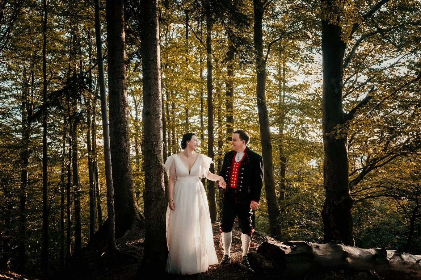 Is it too early to dream about autumn already?

Kari and Jon H&aring;kon joined me in the woods for their wedding photos, and it was all uhh.. stunning!!
There is just something about the golden rays of sun coming through the leaves, the smell of mos