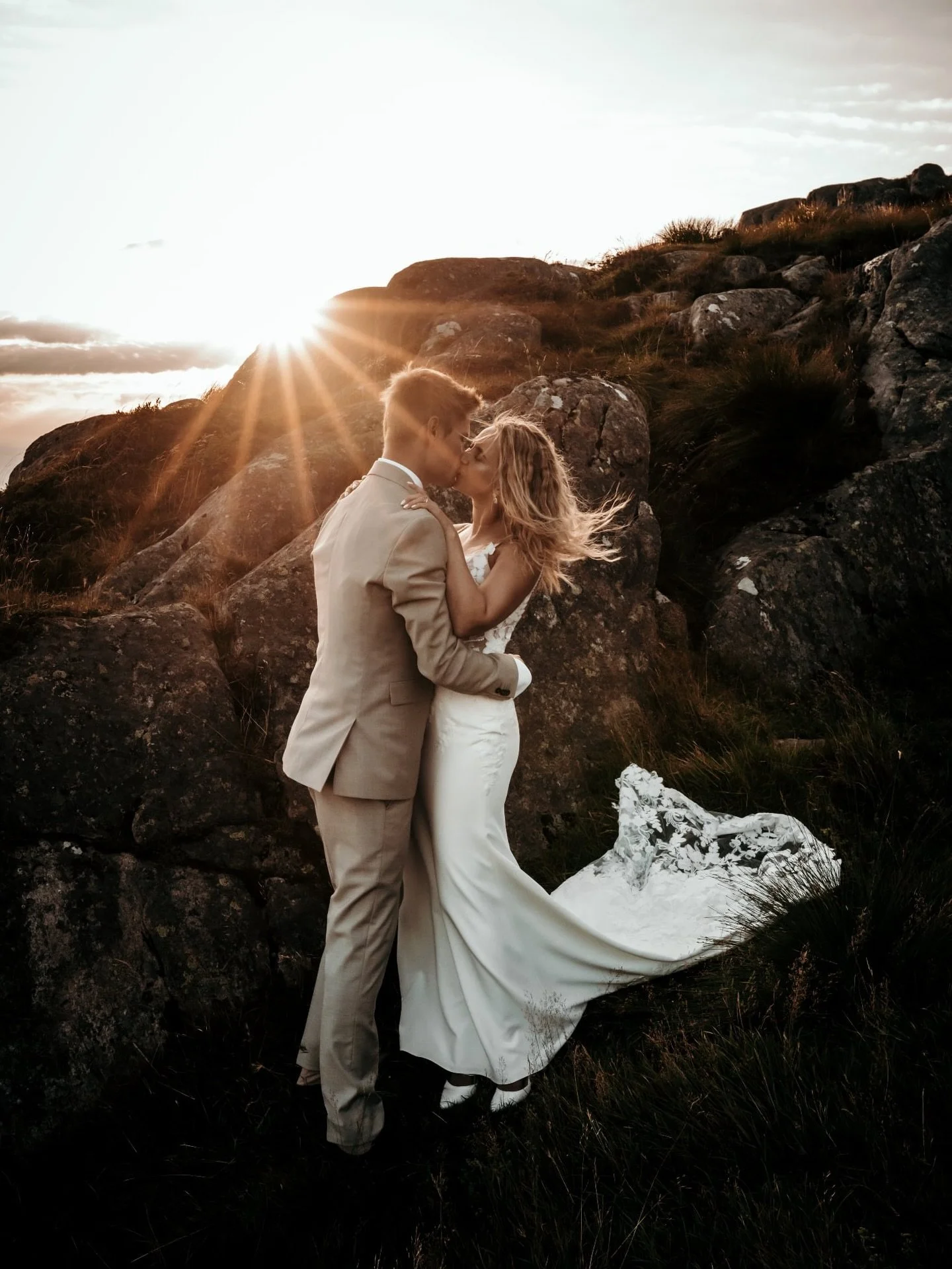 A sunset, stunning view and beautiful newlyweds what more could you ask for? 😍

Ingelin and Aleksander joined me in the mountaintops where it felt like time stood still for a minute. Just two people, and the quiet hum of nature where the air feels t