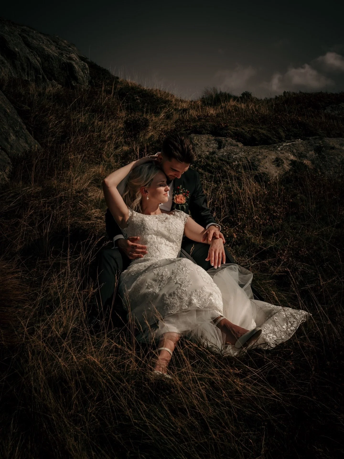 My soul is already craving the warm summer days and the mountain breeze like the one we felt during Camilla and Stians wedding day ❤️

Summer and fall are filling up, but I still have a few spots left for this season.

If you&rsquo;re planning a wedd