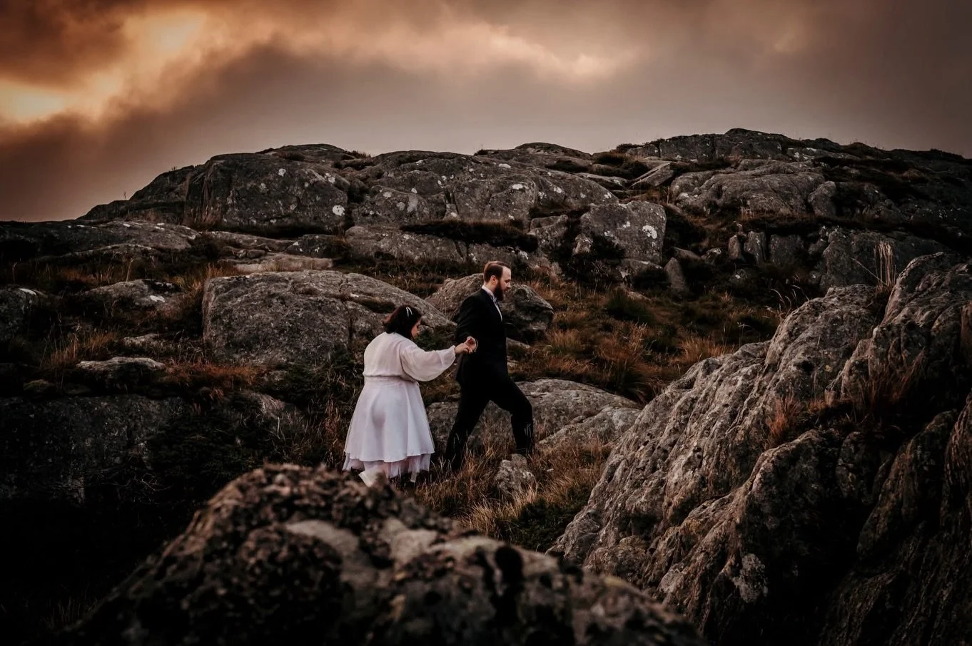 If you chose to have your photos taken just before sundown, you are in for a treat!
The landscape changes drastically in the swift changing light, and your photographer is in for a fun challenge!

I always push for a sundown session, and it&rsquo;s n