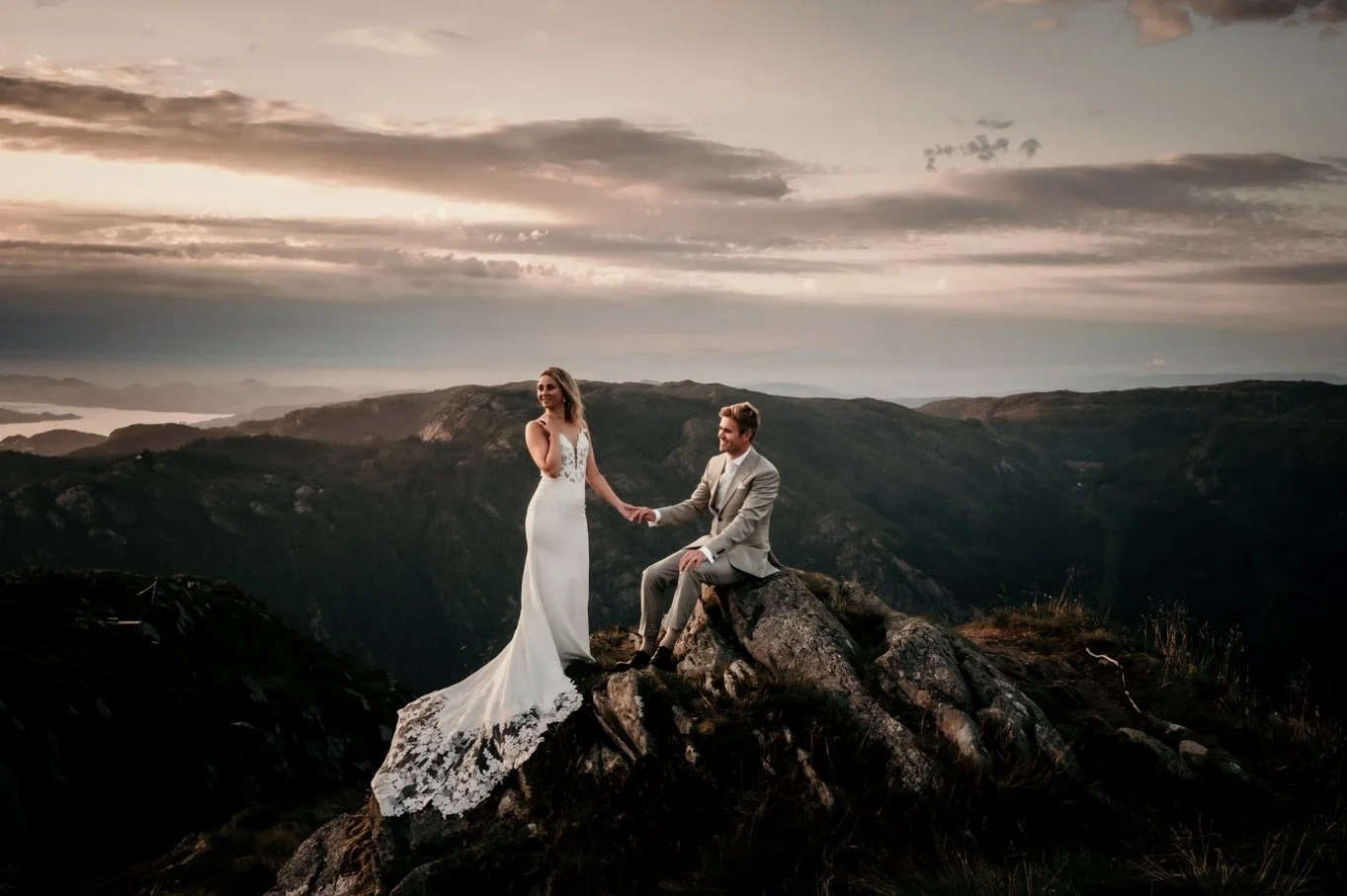 Mountaintops and sunsets.. there is simply nothing else like it.

I&rsquo;m just one week the wedding seasons starts for me, and this year is going to be EPIC!!

#bryllupsfotograf #fotografbergen #norwayphotographer 

Bryllupsfotograf i Bergen | Foto