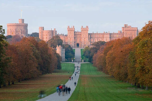 640px-Windsor_Castle_at_Sunset_-_Nov_2006.jpg