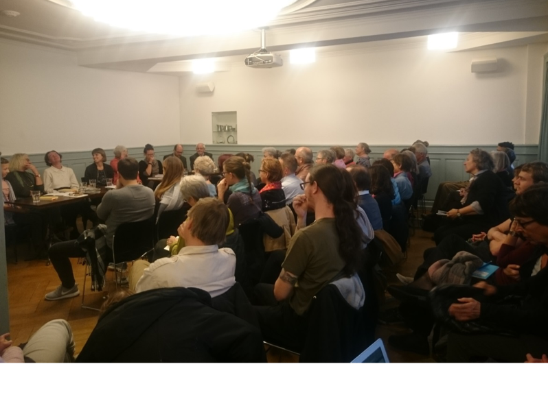 Ein gut besuchtes Edition Unik Café im Karl der Grosse (Bild: Arlette Graf)